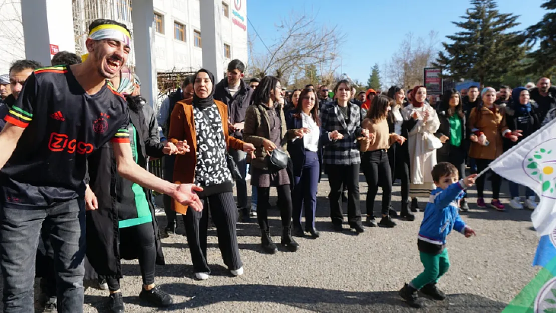 DEM Parti İlk Seçim Bürosunu Halaylarla Açtı!