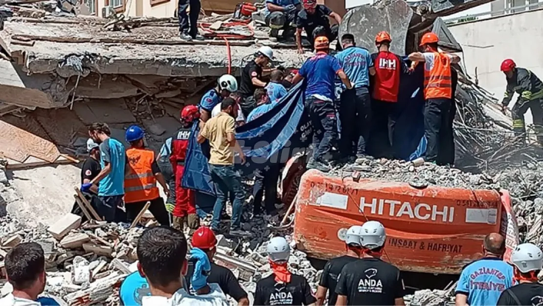 Deprem bölgesinde yıkım sırasında çöken binanın enkazında kalan kepçe operatörü hayatını kaybetti