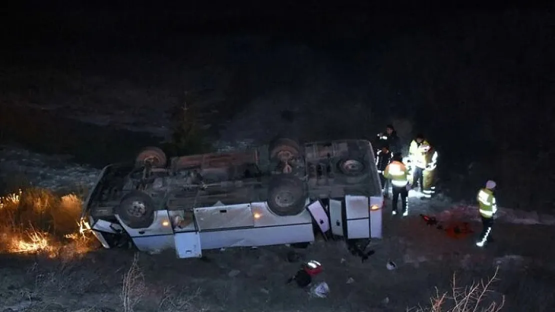 Deprem bölgesinden dönen ekip, Kırıkkale'de kaza yaptı: 13 yaralı