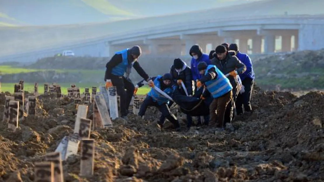 Deprem mezarlığında yürek yakan manzara! Mezar taşlarına isim yerine numara yazılıyor