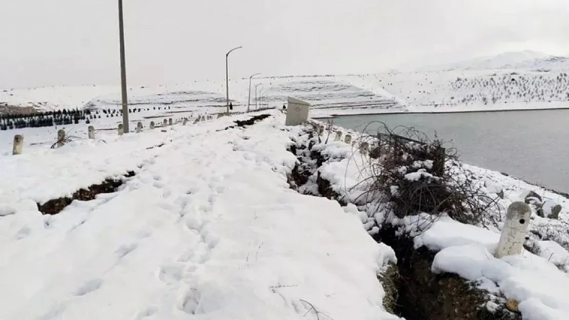 Deprem sonrası çatlaklar oluşan baraj tahliye ediliyor