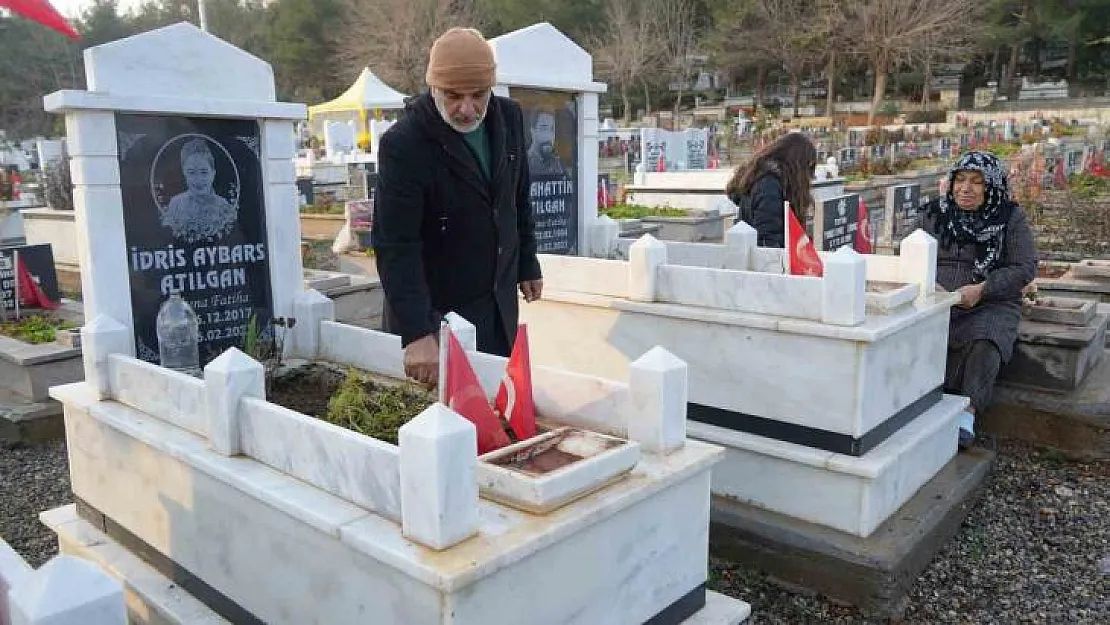 Depremde oğlu, gelini ve torunu kaybetti, kelimeler boğazına düğümlendi