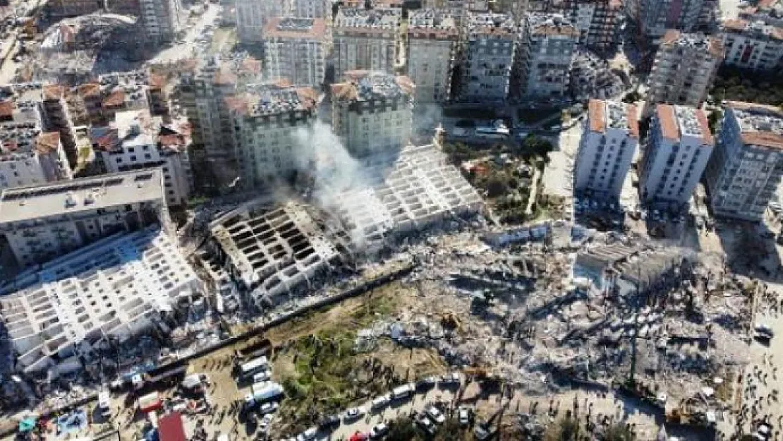 Depremde yıkılan Rönesans Rezidans'ın müteahhidi, paralarla yurt dışına kaçmaya çalışırken yakalandı