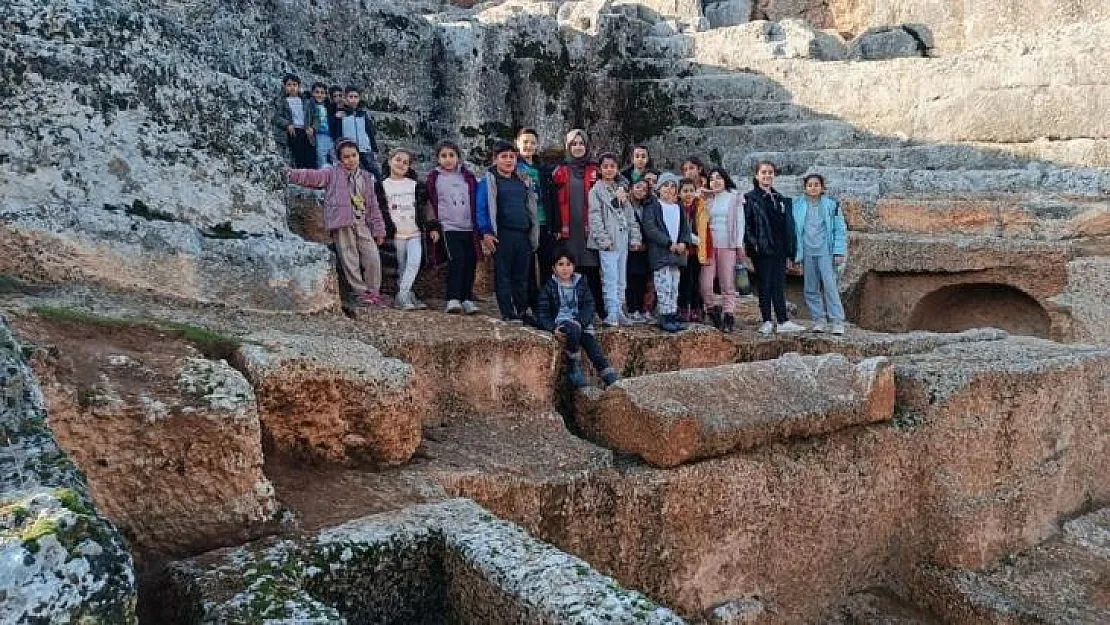 Depremzede çocuklar tarihi mekanları gezdi