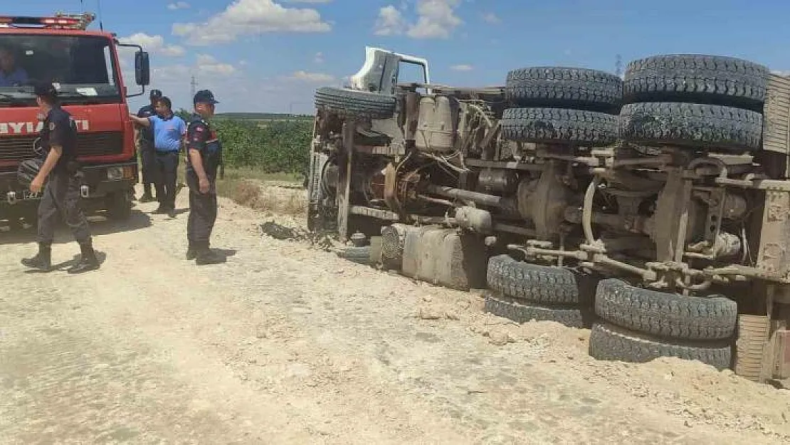 Devrilen kum yüklü kamyonun sürücüsü ağır yaralandı