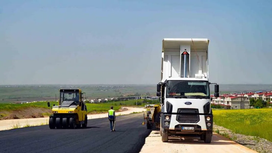 Diyarbakır Büyükşehir Belediyesi Bırkleyn Caddesi'ndeki yol yapım çalışmalarını sürdürüyor