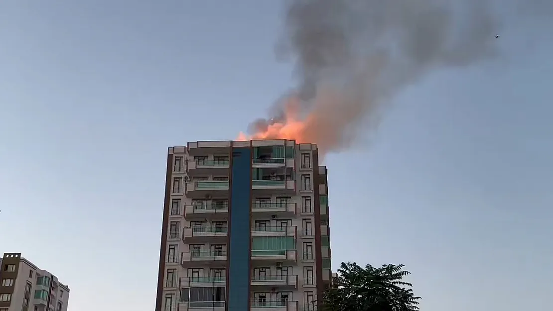 Diyarbakır'da 13 Katlı Apartmanda Yangın: Mahsur Kalanlar Tahliye Ediliyor