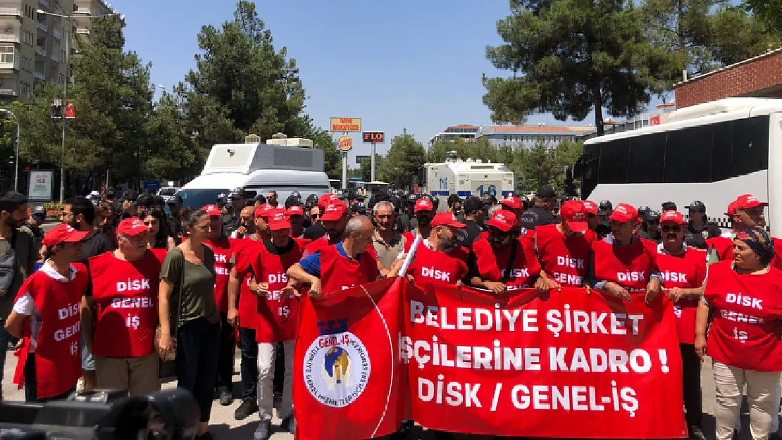 Diyarbakır'da belediye işçilerinden 'maaş' eylemi: Asgari ücretin altında çalıştırılıyoruz