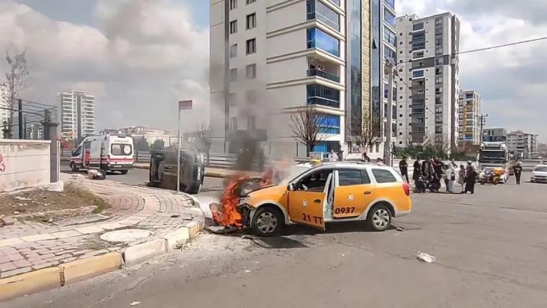 Diyarbakır'da çarpışan iki araçtan biri alev aldı