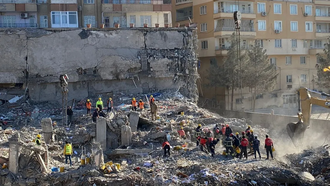 Diyarbakır'da depremde 77 kişiye mezar olan binanın inşasında elverişsiz malzeme kullanılmış