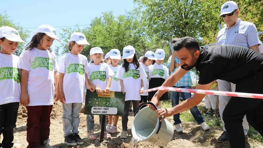 Diyarbakır'da fidanlar miniklerin eliyle toprakla buluştu