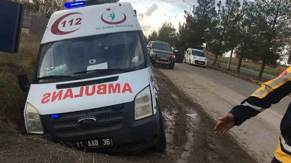 Diyarbakır'da hastaneden ilçeye dönen ambulans kaza yaptı: 1 yaralı