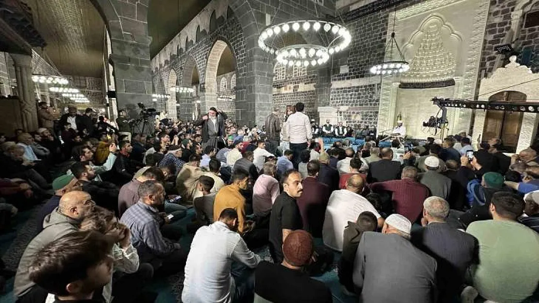 Diyarbakır'da Kadir Gecesi'nde cami cemaatine Kur'an-ı Kerim dağıtıldı