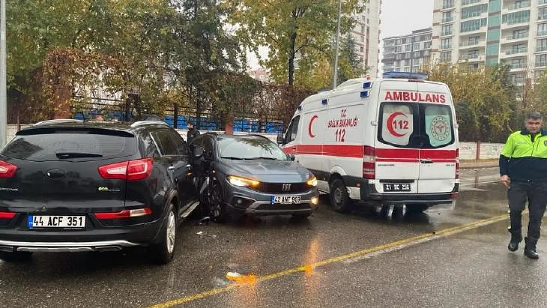 Diyarbakır'da kavşağa kontrolsüz giren iki otomobil çarpıştı: 1 yaralı