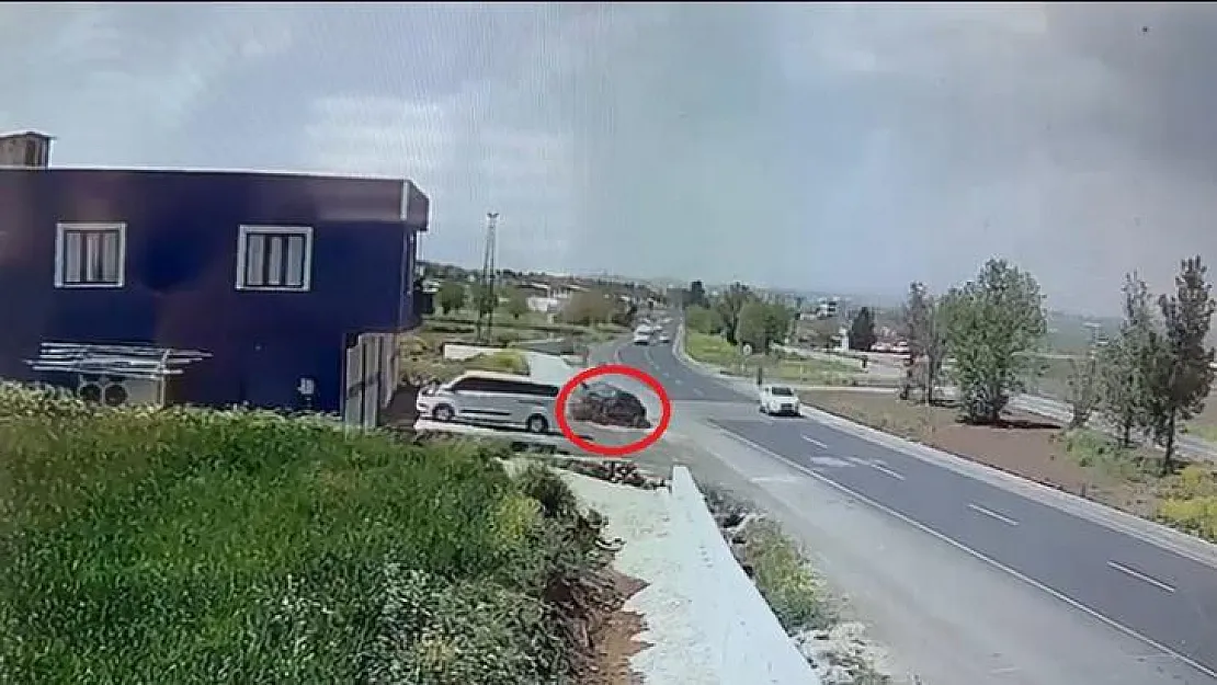 Diyarbakır'da kontrolden çıkan otomobilin kaza anı güvenlik kamerasına yansıdı