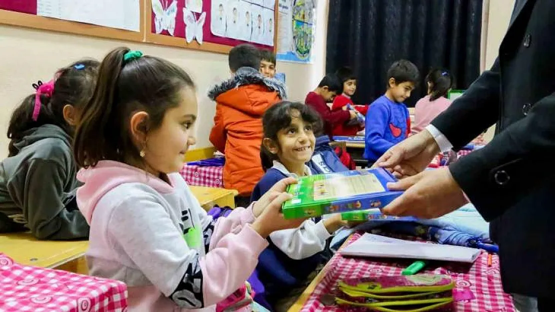 Diyarbakır'da köy okullarındaki çocuklar ziyaret edilip hediye dağıtıldı