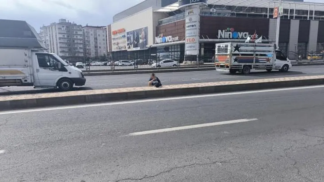 Diyarbakır'da Ninova Park AVM önünde canını hiçe sayan şahıs yolun ortasına tuvaletini yaptı