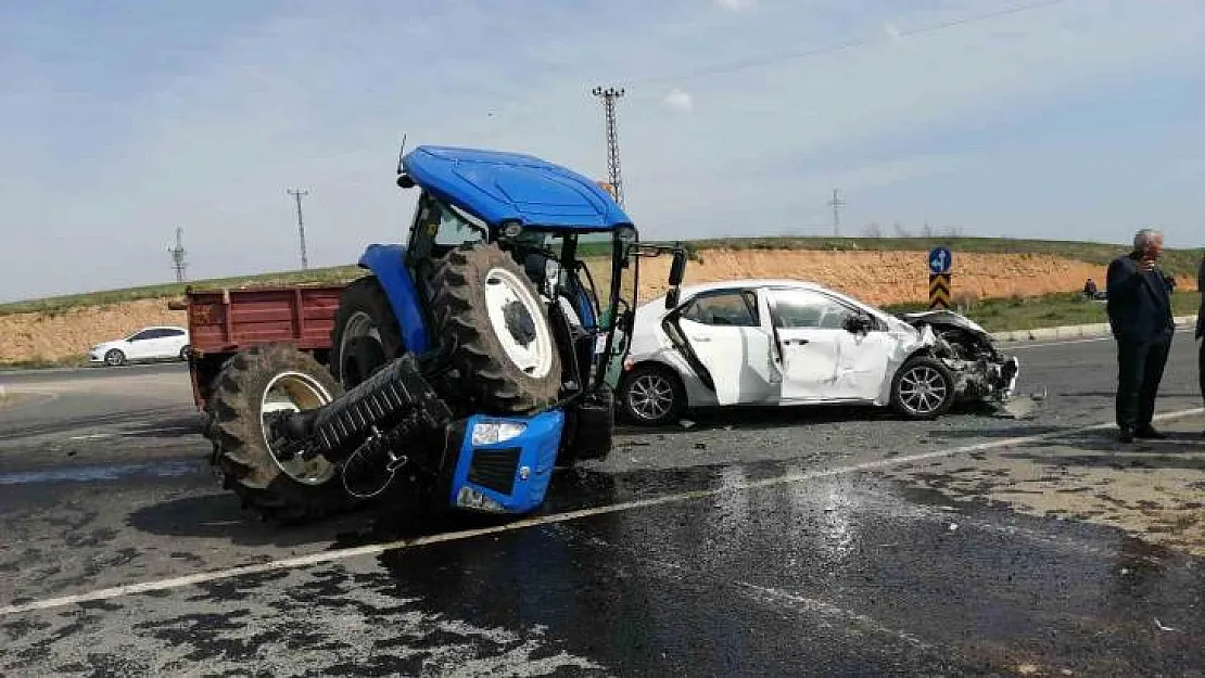 Diyarbakır'da otomobil ile traktör çarpıştı: 5 yaralı