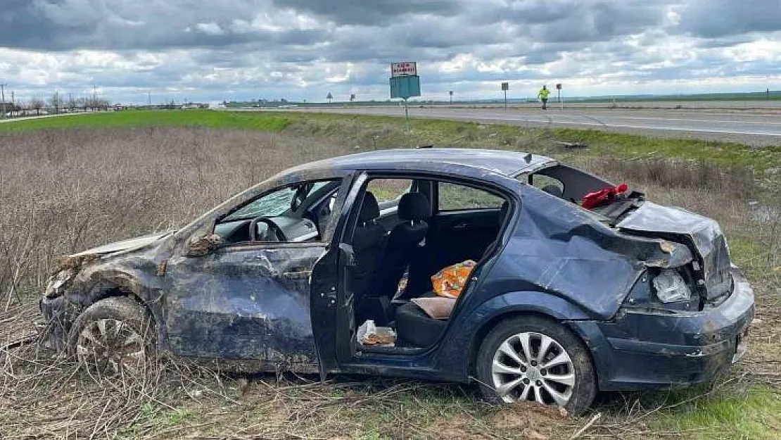 Diyarbakır'da otomobil şarampole yuvarlandı: 1'i ağır 3 yaralı