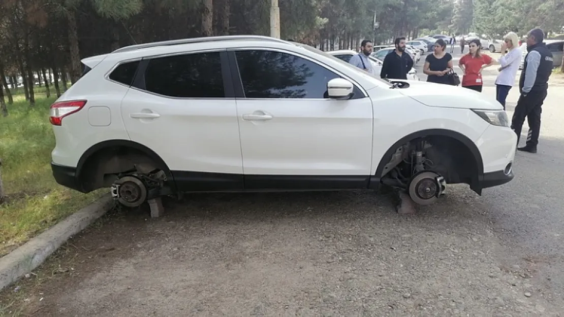 Diyarbakır'da Park Halindeki Aracın Lastiklerini Çaldılar!