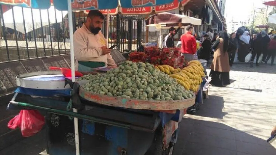 Diyarbakır'da tezgaha çıkartılan çağla 100 liradan satılıyor