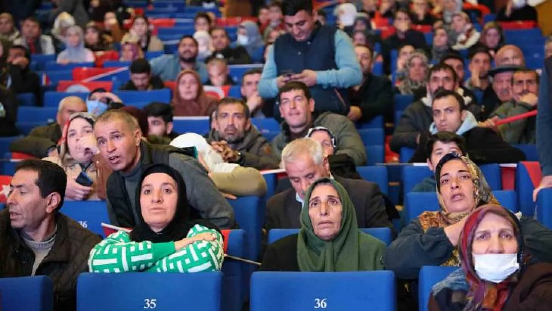 Diyarbakır'da TOKİ şanslıları kura çekiminde ekrana odaklandı