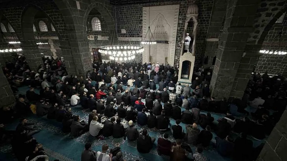 Diyarbakır'da vatandaşlar bayram namazı için Ulu Cami'ye akın etti