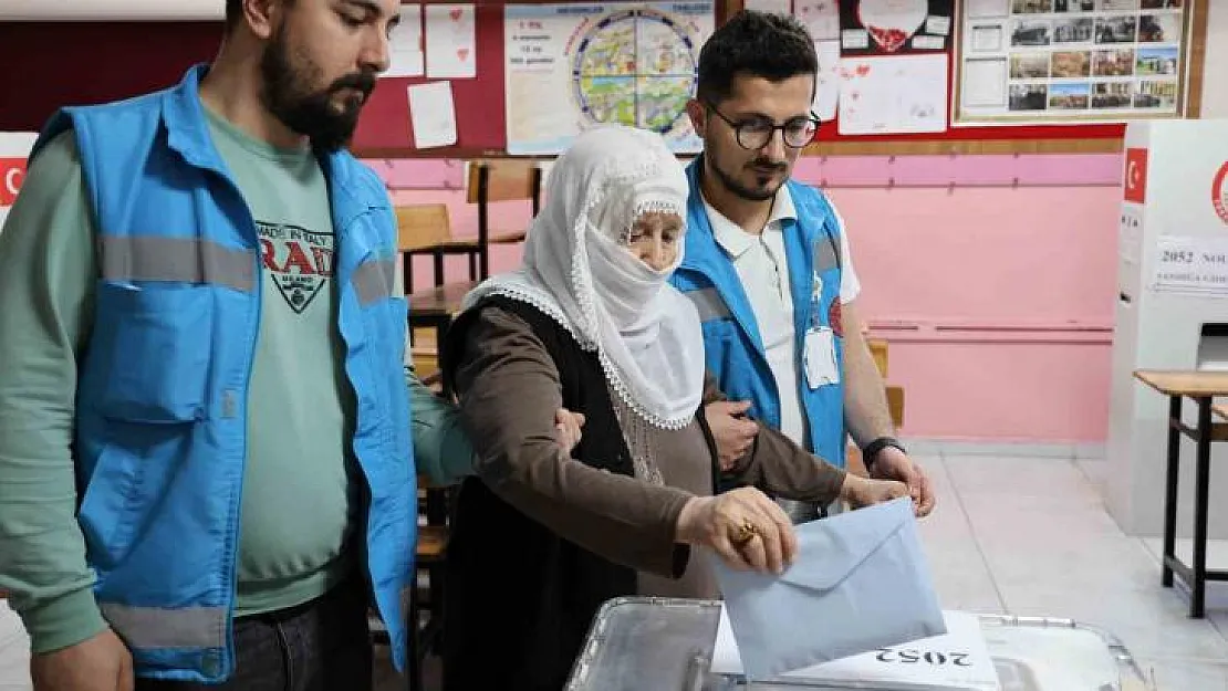 Diyarbakır'da yaşlı ve hastalar Evde Sağlık Hizmeti ekiplerinin yardımıyla oylarını kullandı