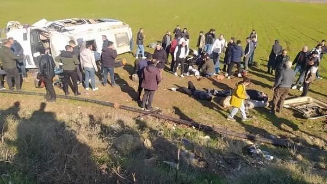 Diyarbakır'da yolcu minibüsü şarampole devrildi: 4'ü ağır 16 yaralı