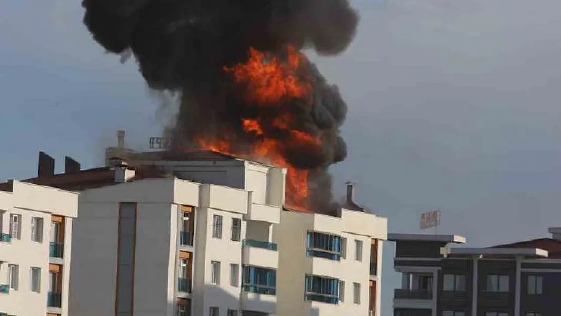 Diyarbakır'ın merkez Kayapınar ilçesinde bir sitenin çatısında çıkan yangını söndürmeye çalışan itfaiye erleri alevlerin arasında kaldı. Erlerden biri kendini aşağı bıraktı.