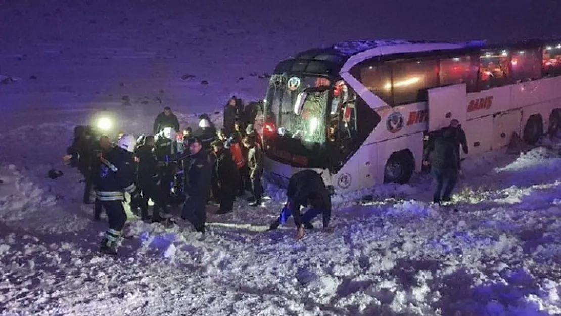 Diyarbakır-Şanlıurfa yolunda buzlanma sonucu yolcu otobüsü devrildi: Çok sayıda yaralı var