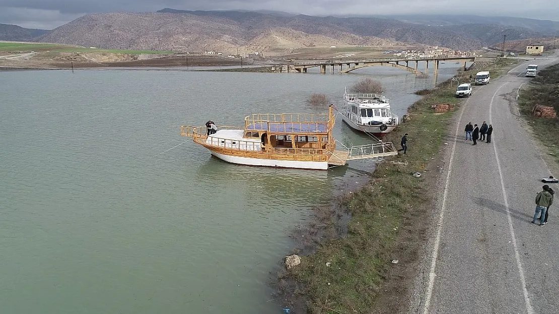Gemide Taşınan Araç Botan Çayı'na Düştü