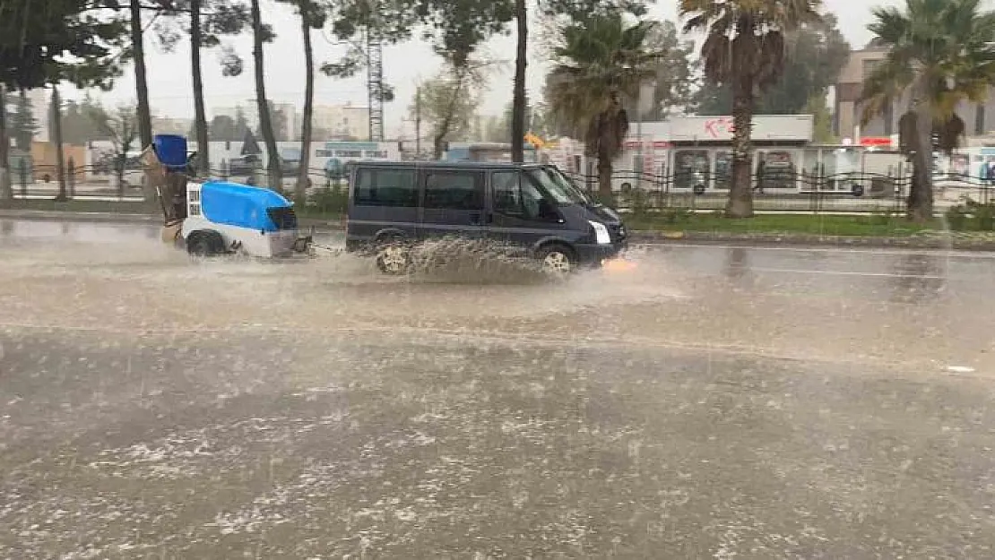 Dolu yağışı Adıyaman'ı beyaza bürüdü