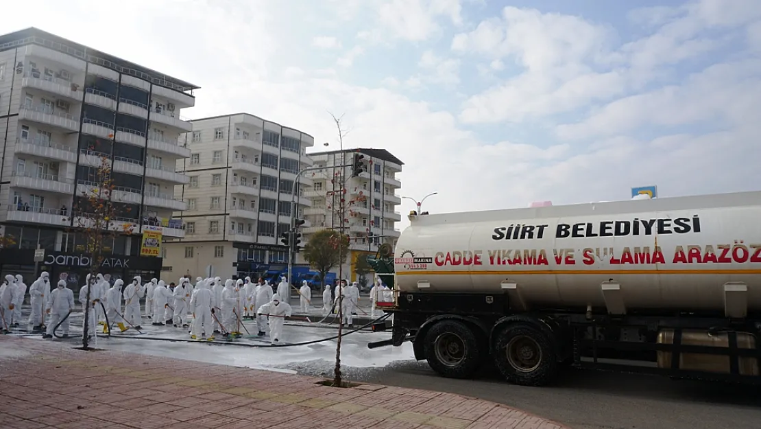 Siirt Belediyesi Ekipleri Şarkı Söyleyerek Temizlik Yaptı