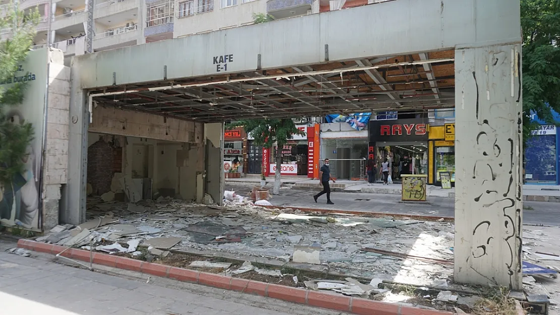 Siirt'in En İşlek Caddesinde Yıkım Çalışması Başladı