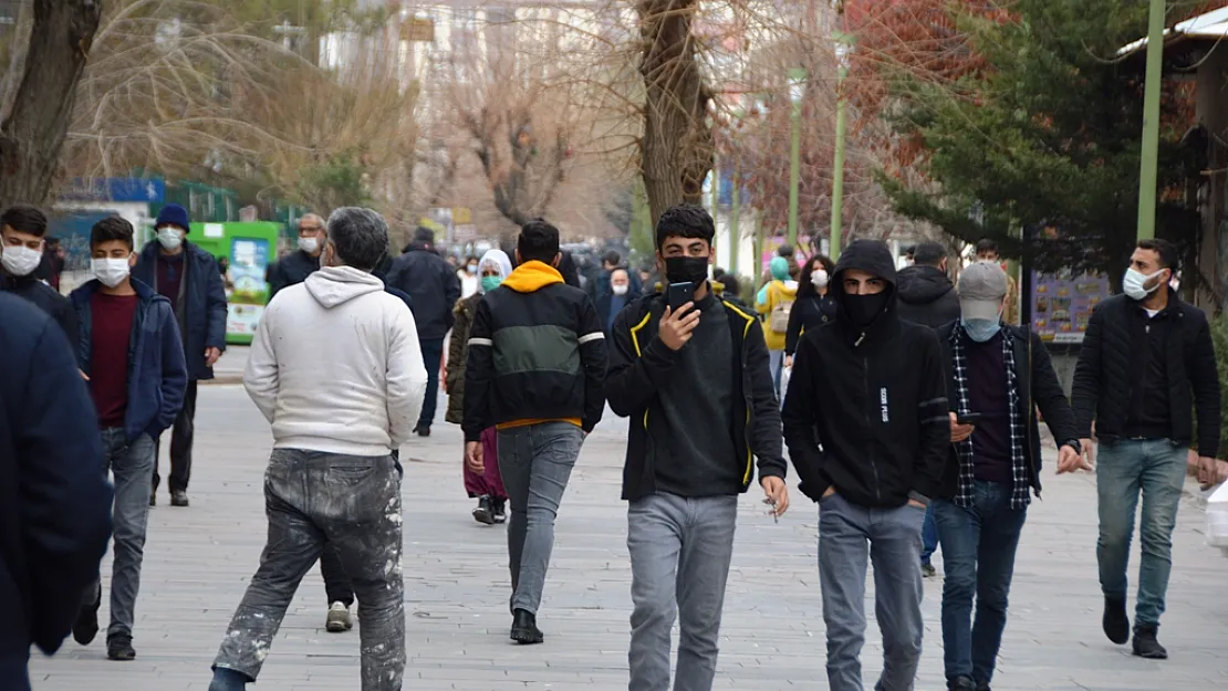 Bilim Kurulu üyesi: Salgında 3'üncü piki yaşamak üzereyiz