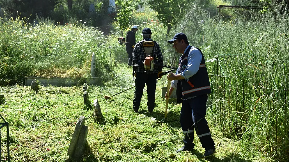 Mezarlıklar Yabani Otlardan Temizleniyor