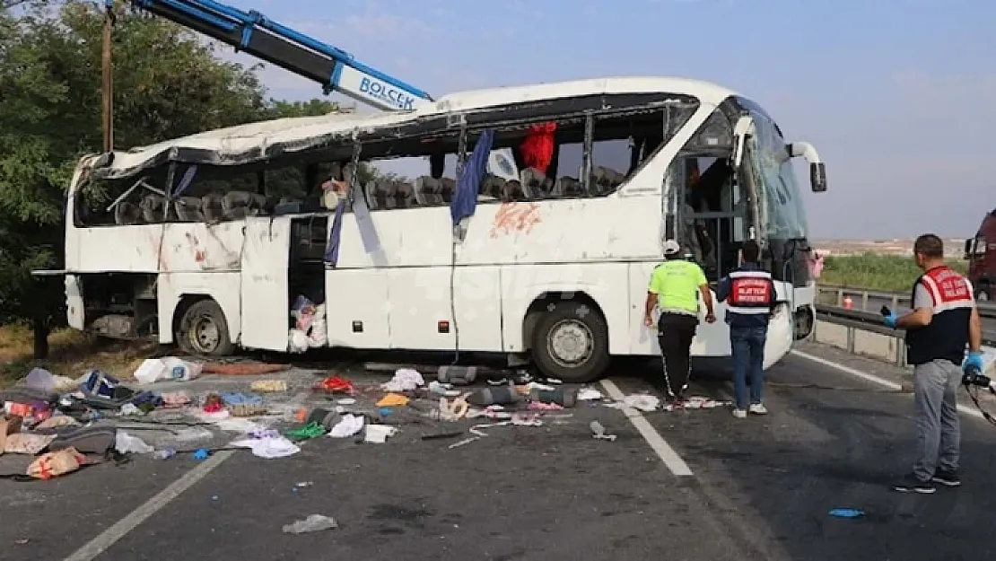 Düğün yolunda feci kaza: 7 ölü, 41 yaralı