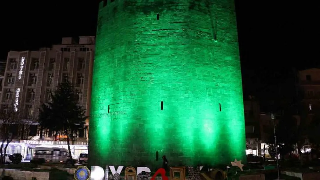 Dünya mirası Diyarbakır surları, 'Glokom Haftası' nedeniyle yeşile büründü