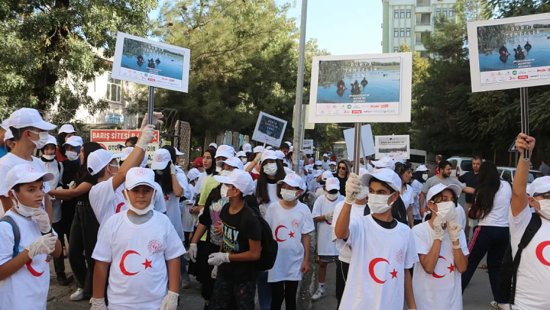 'Dünya Temizlik Günü'nde Siirtli Gençlerden Farkındalık Yürüyüşü