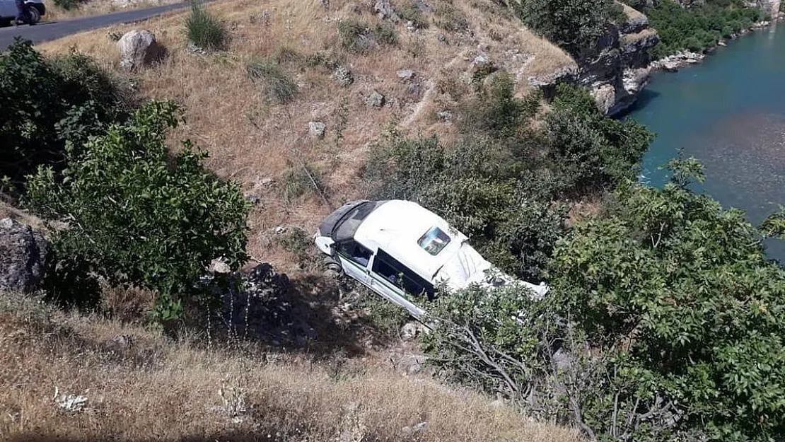 Yolcu minibüsü Botan Çayı'na düşmekten son anda kurtuldu