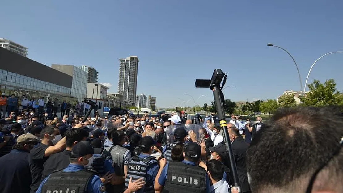 Barikatlar Kaldırıldı Baro Başkanları Yürüyüşe Devam Ediyor