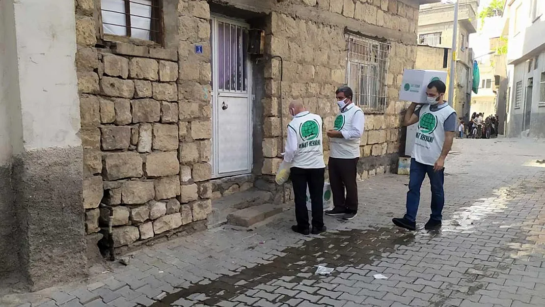 Siirt Umut Kervanı yüzlerce aileye gıda yardımı yaptı