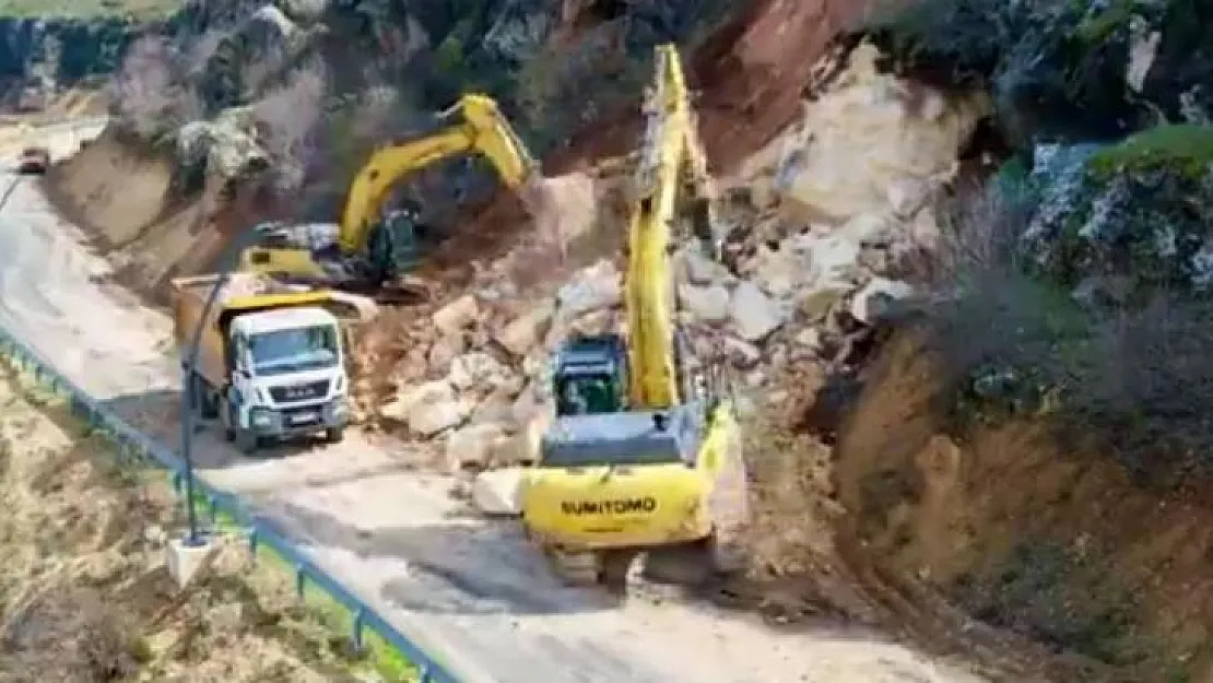 Eğil'de heyelan sonucu ulaşıma kapanan yol açıldı