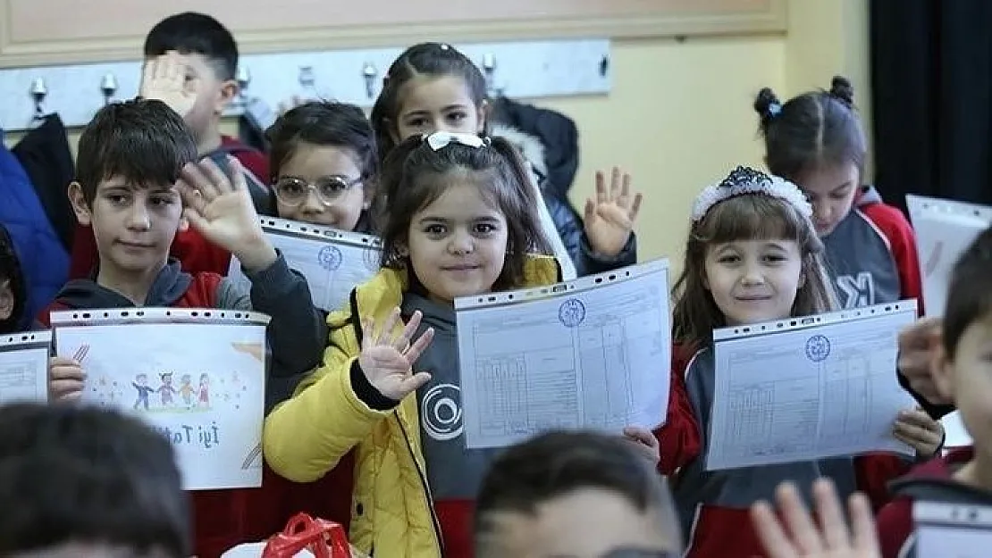 Eğitimde yeni dönem! MEB, yeni tasarımlı karneleri bu dönem sonu öğrencilere verecek