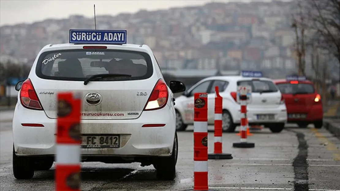 Ehliyet direksiyon sınavı değişti! Sınav süresi ve hamle hakkı değişti