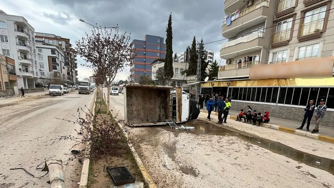 Ehliyetsiz sürücünün kullandığı kamyonet devrildi