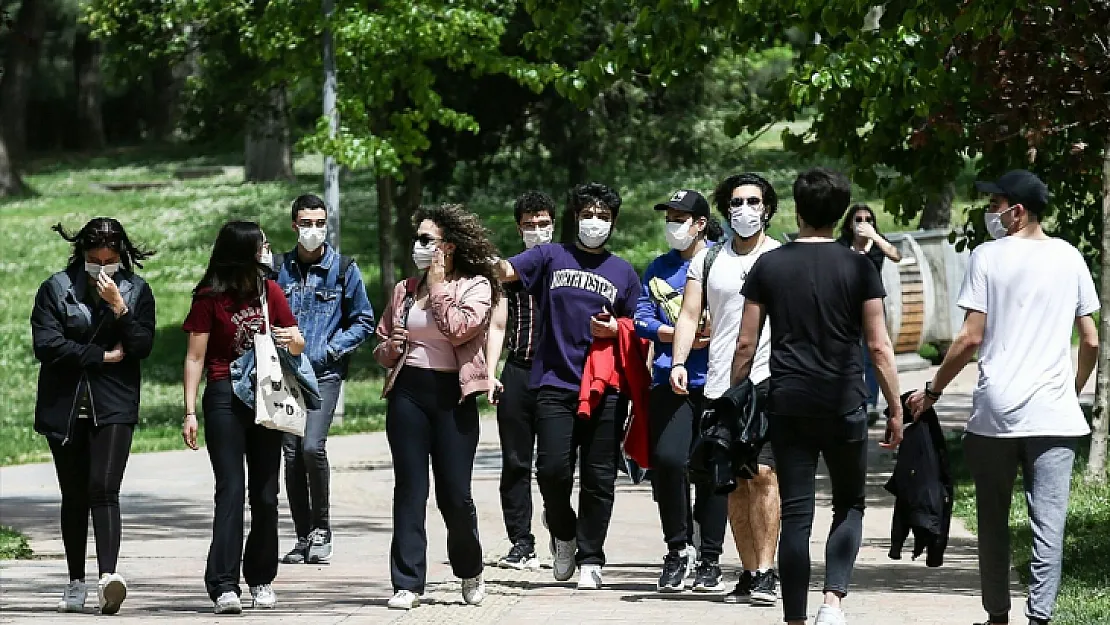 Ekonomik kriz ve enflasyon gençlerin umutlarını bitirdi: Yüzde 73'ü yurt dışında yaşamak istiyor