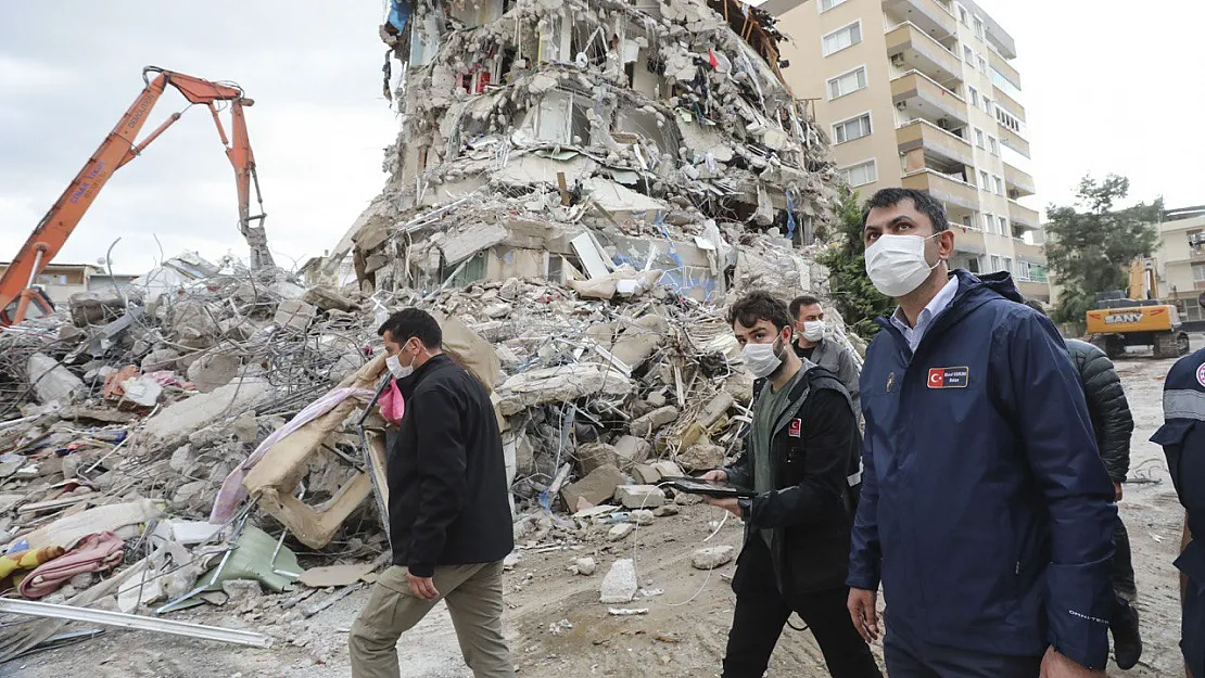 Bakan Kurum'dan İzmir açıklaması: Binası az hasarlı olan vatandaşlarımız evlerine girebilir