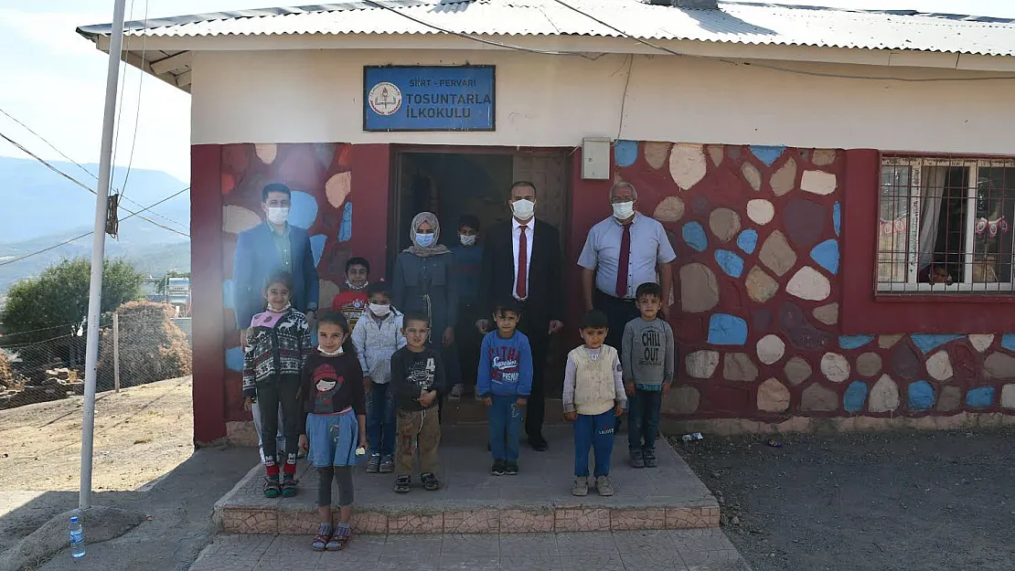 Siirt İl Milli Eğitim Müdürünün Çocuklarla Çektiği Fotoğraftaki Ayrıntı Gözden Kaçmadı!